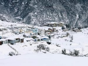 हिउँले ढपक्कै दोलखा, मुढे सडक अवरुद्धः फोटो फिचर सहित