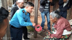 भेटिएको गहना डिएसपी आफैले बुझाए जेष्ठ नागरिकलाई