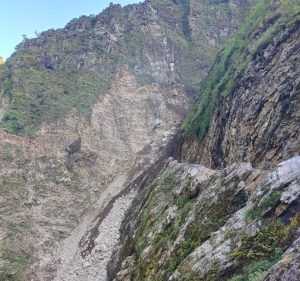 पहिरोले सडक अवरुद्ध भएपछि लप्ची वासीलाई समस्या