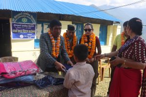 विद्यार्थीलाई न्यानो कपडा