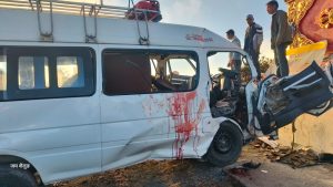 शैलुङको कालापानीमा इभि दुर्घटना, एकको मृत्यु १४ घाईते