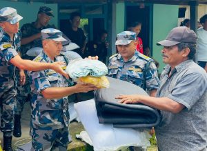 पहिरो पीडित परिवारलाई सशस्त्र प्रहरीको सहयोग