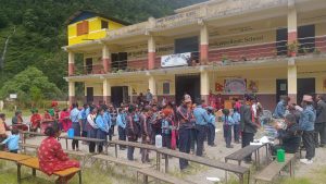 दुर्गमको विद्यालयलाई पोशाक र स्टेशनरी सामग्री